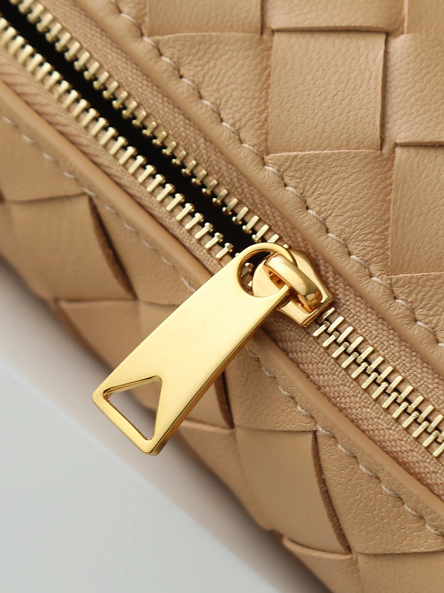 Batch 1300. 𝗕𝗼𝘁𝘁𝗲𝗴𝗮 𝗩𝗲𝗻𝗲𝘁𝗮———— The latest version of the loop camera bag💥 at the BV King of Cost-Effectiveness counter, large woven texture➕As always, ultra-high-quality lambskin, with zippers and adjustable drawstrings, it is especially suitable for the belly💫It can fit anything, and it is very light in weight. It is suitable for girls of all ages. Size: 17*10*6 Style number: 680254